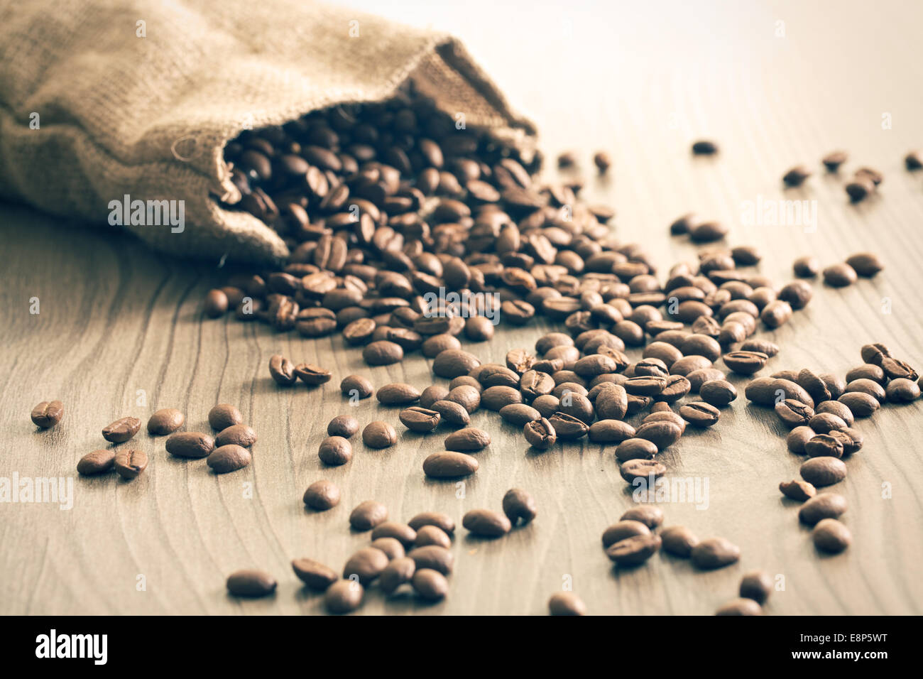 die Kaffee-Bohnen verschütten aus der Plünderung Stockfoto