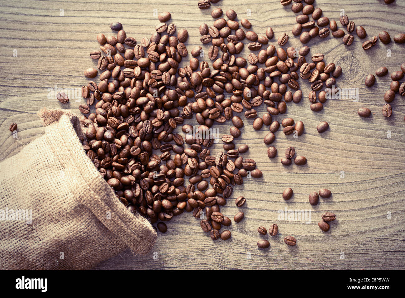 die Kaffee-Bohnen verschütten aus der Plünderung Stockfoto