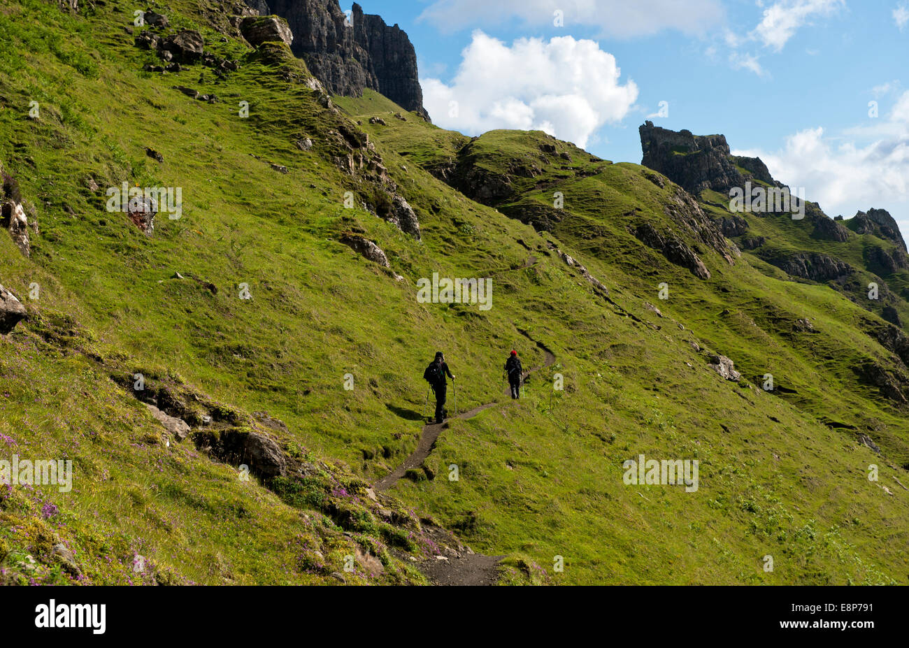 Wanderer in der Quiraing Berglandschaft der Trotternish Ridge auf der Isle Of Skye, innere Hebriden. Schottland, Vereinigtes Königreich Stockfoto