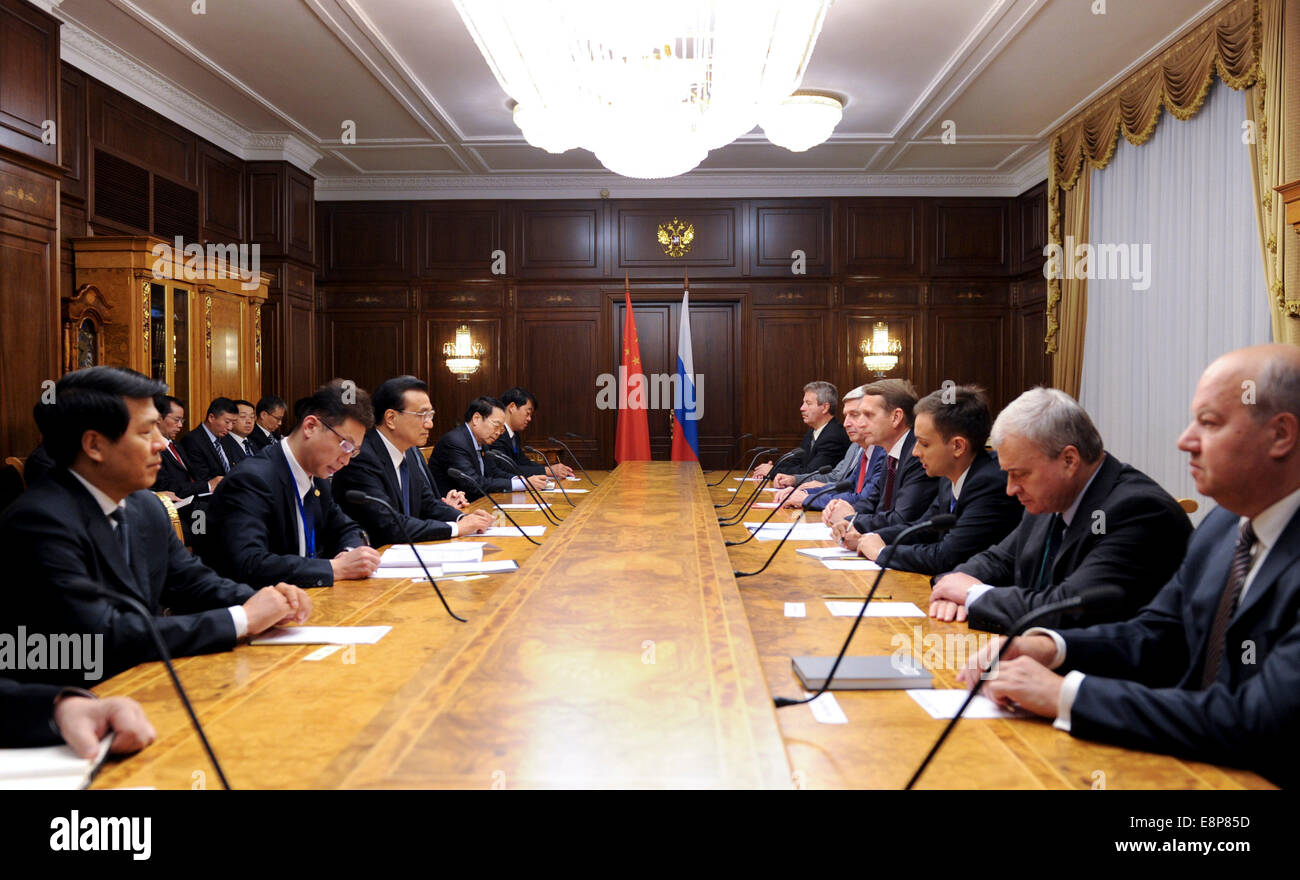 Moskau, russische Staatsduma. 13. Oktober 2014. Der chinesische Ministerpräsident Li Keqiang (3. L) trifft sich mit Sergei Naryshkin (4. R), Vorsitzender der russischen Staatsduma in Moskau 13. Oktober 2014. Bildnachweis: Zhang Duo/Xinhua/Alamy Live-Nachrichten Stockfoto