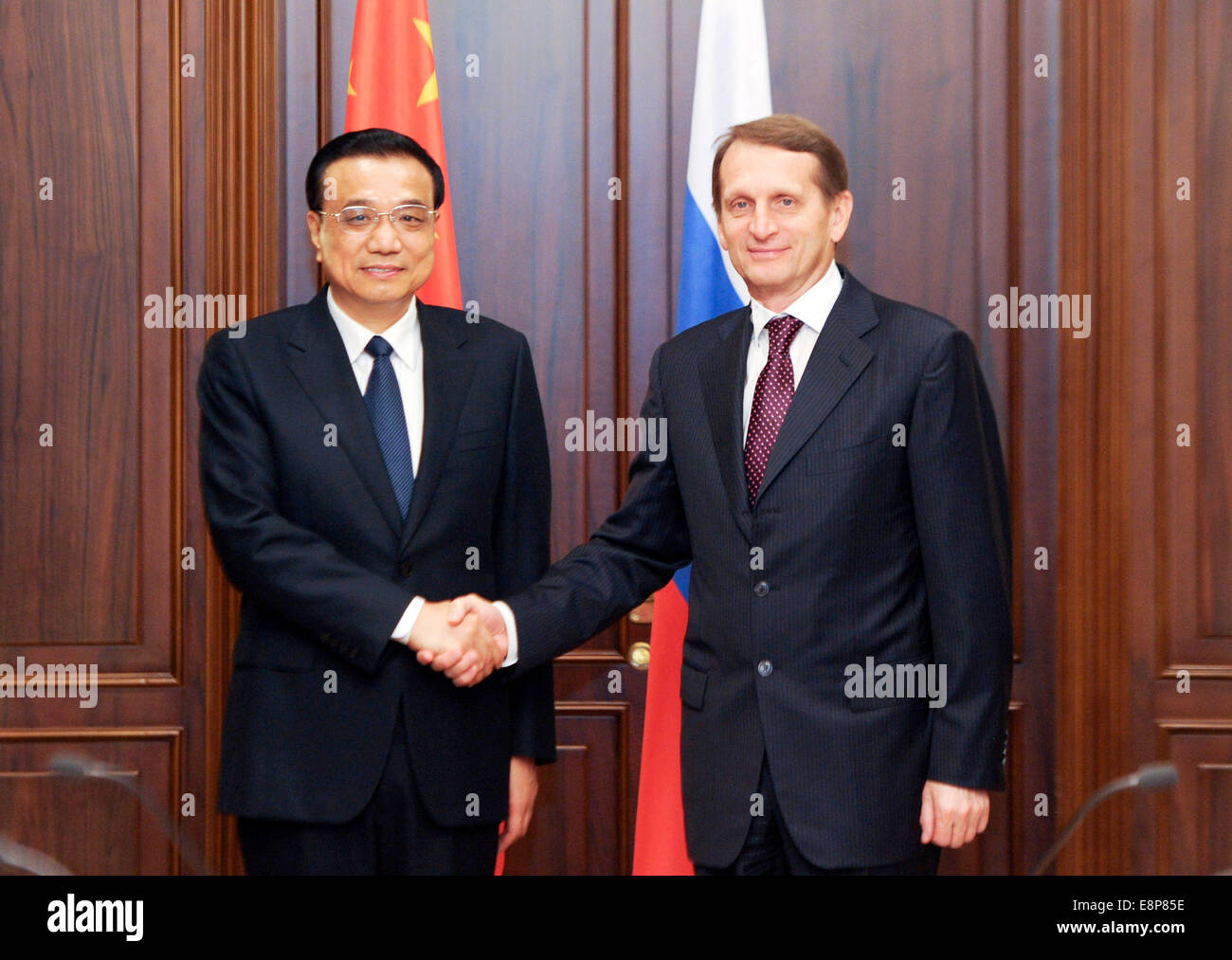 Moskau, russische Staatsduma. 13. Oktober 2014. Chinesischer Premier Li Keqiang (L) trifft sich mit Sergei Naryshkin, Vorsitzender der russischen Staatsduma in Moskau 13. Oktober 2014. Bildnachweis: Zhang Duo/Xinhua/Alamy Live-Nachrichten Stockfoto