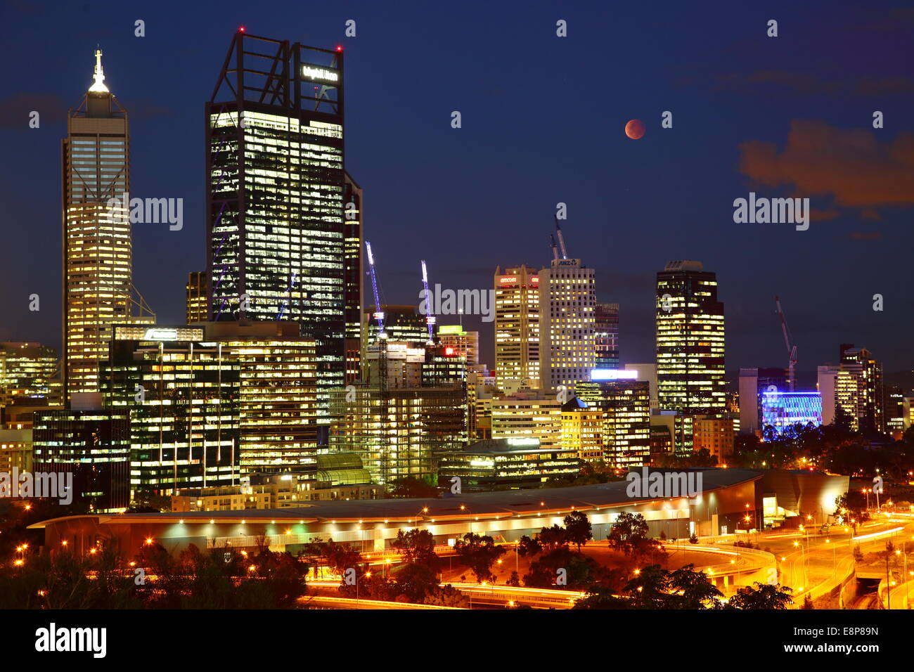 Die volle lunar eclipse am 8. Oktober 2014 - "Blutmond" - über die Stadt Perth, Western Australia. Stockfoto