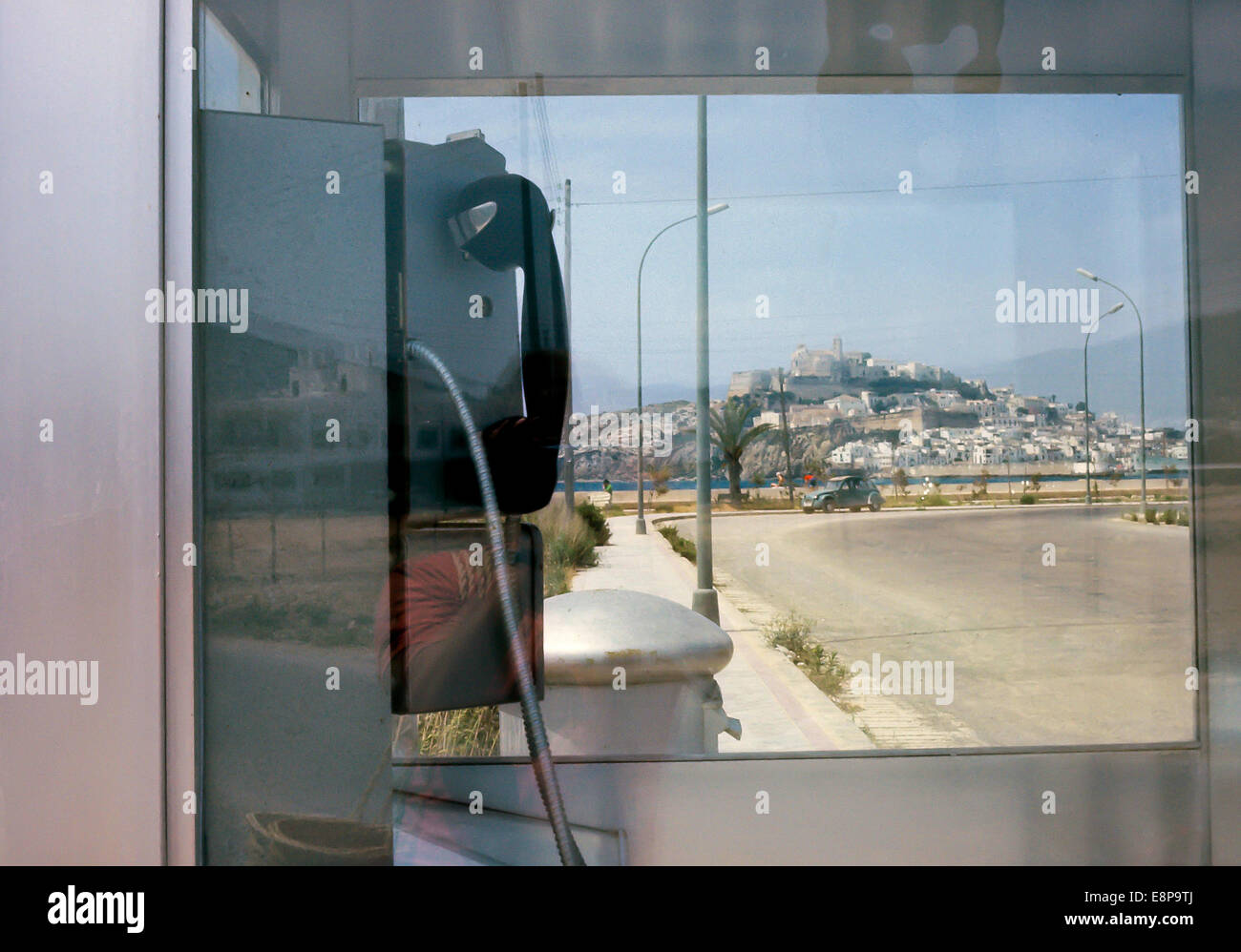 Ibiza (Stadt) schoss durch das Fenster eine Telefonzelle Vintage Film gedreht, 1974 Stockfoto