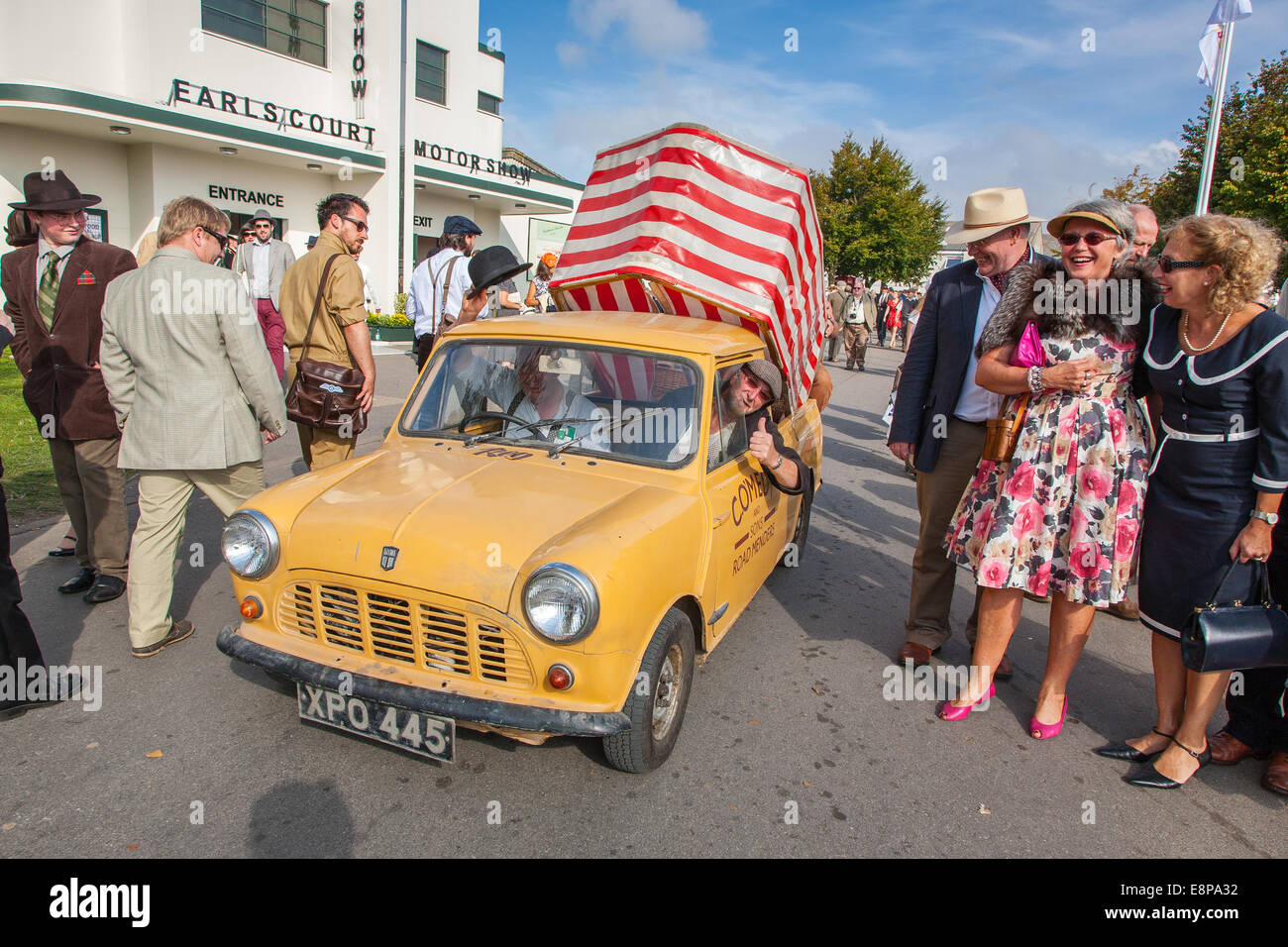 Arbeitnehmer in einem klassischen Oldtimer Mini Van in Goodwood Revival 2014, West Sussex, Großbritannien Stockfoto