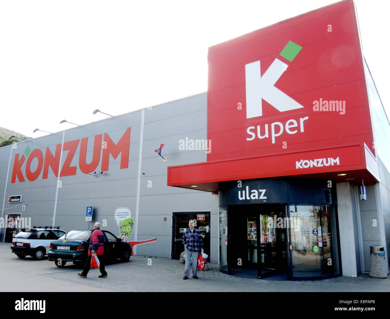 Markt des Einzelhandels größte Kaufhauskette in Kroatien "KONZUM" in der Stadt Senj, am 26. September 2014. Stockfoto