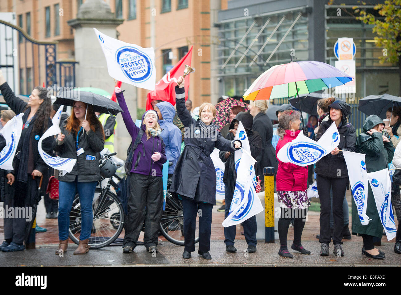 London, UK. 13. Oktober 2014. Tausende von NHS Arbeitnehmern, einschließlich Krankenschwestern, Hebammen und Krankenwagen Personal, einen vier-Stunden-Streik begonnen haben. Arbeitnehmer aus sechs Gewerkschaften nehmen Teil, die einige NHS Dienstleistungen - stören wird, obwohl dringend und Notfallversorgung nicht betroffen sein wird. Die Aktion - von 07:00 bis 11:00 BST - betrifft vor allem England, während einige Mitarbeiter in Nordirland beteiligt sind. Bildnachweis: PAUL GROVER/Alamy Live-Nachrichten Stockfoto