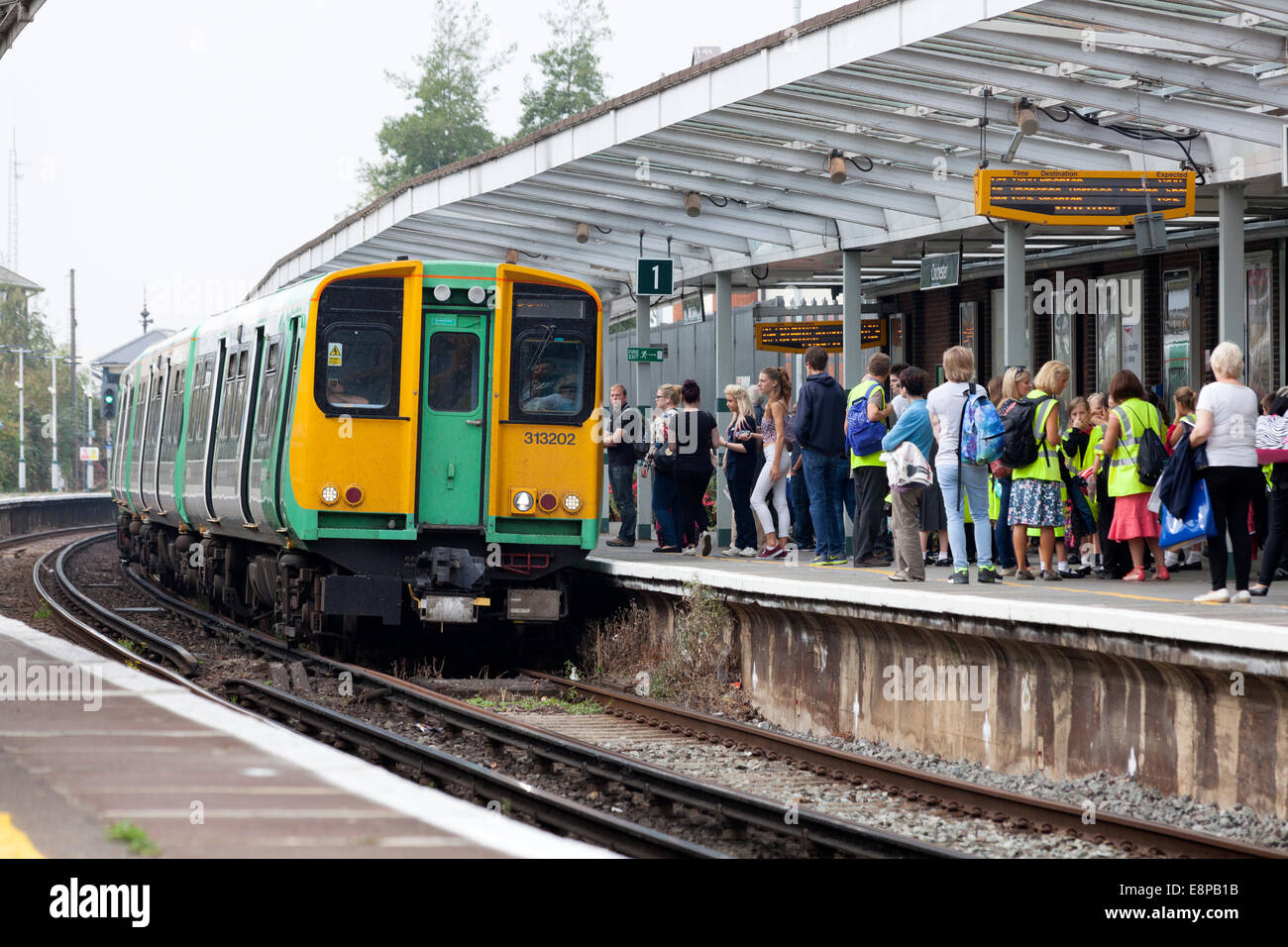 Southern Railway Zug Ankunft in der Station, Chichester, West Sussex Stockfoto