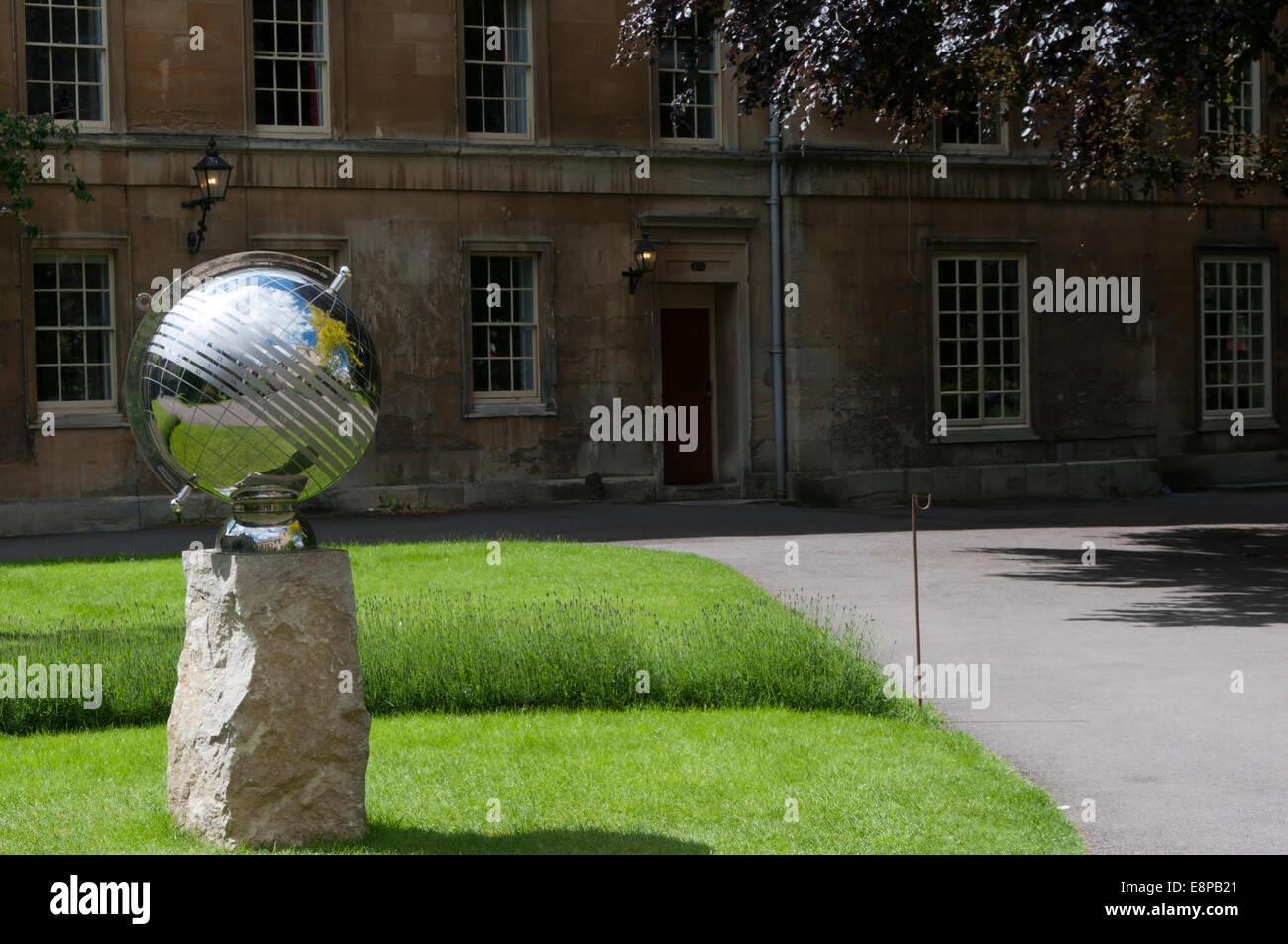 Diese Sonnenuhr im Balliol College Quad, feiert den 30. Jahrestag der Frauen, die in der Hochschule. Stockfoto