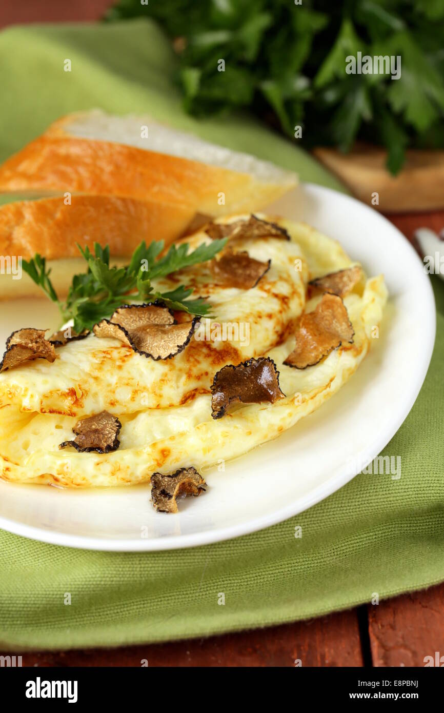 Gourmet-Omelette mit schwarzem Trüffel und Kräuter Stockfoto