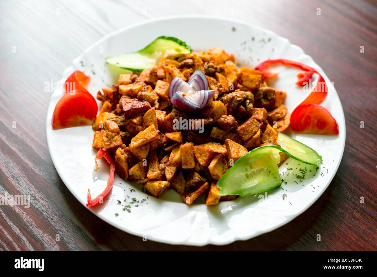 Leckeres Essen auf weißen Teller Stockfoto