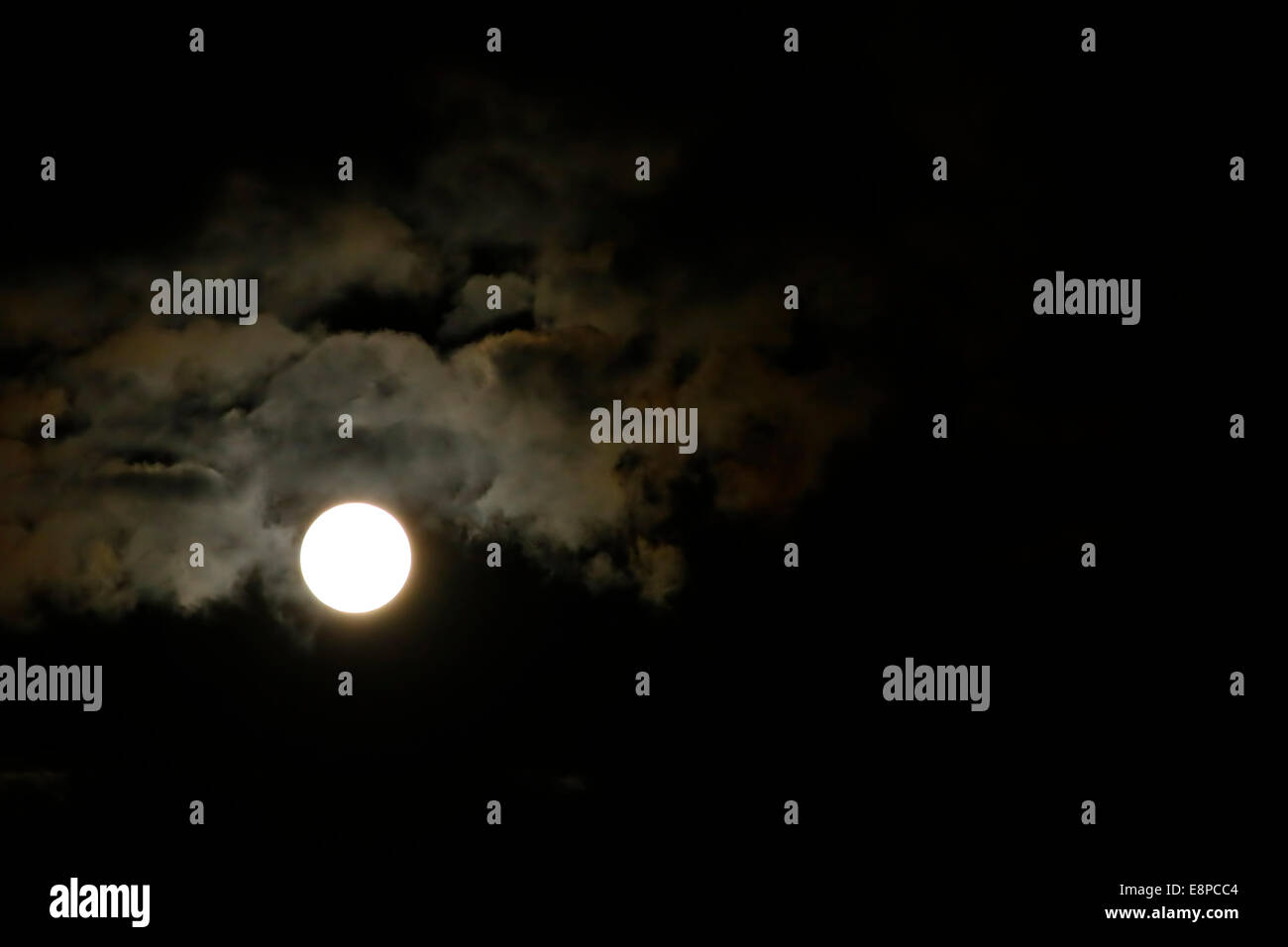 Wolken und Mond in der Nacht Stockfoto