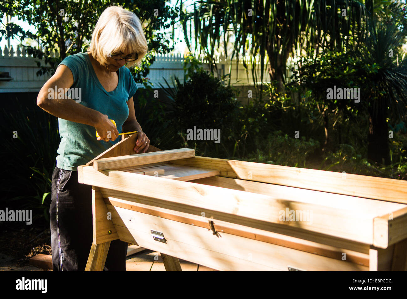 Frau macht eine Top bar Bienenstock, Brisbane, Queensland, Australien Stockfoto