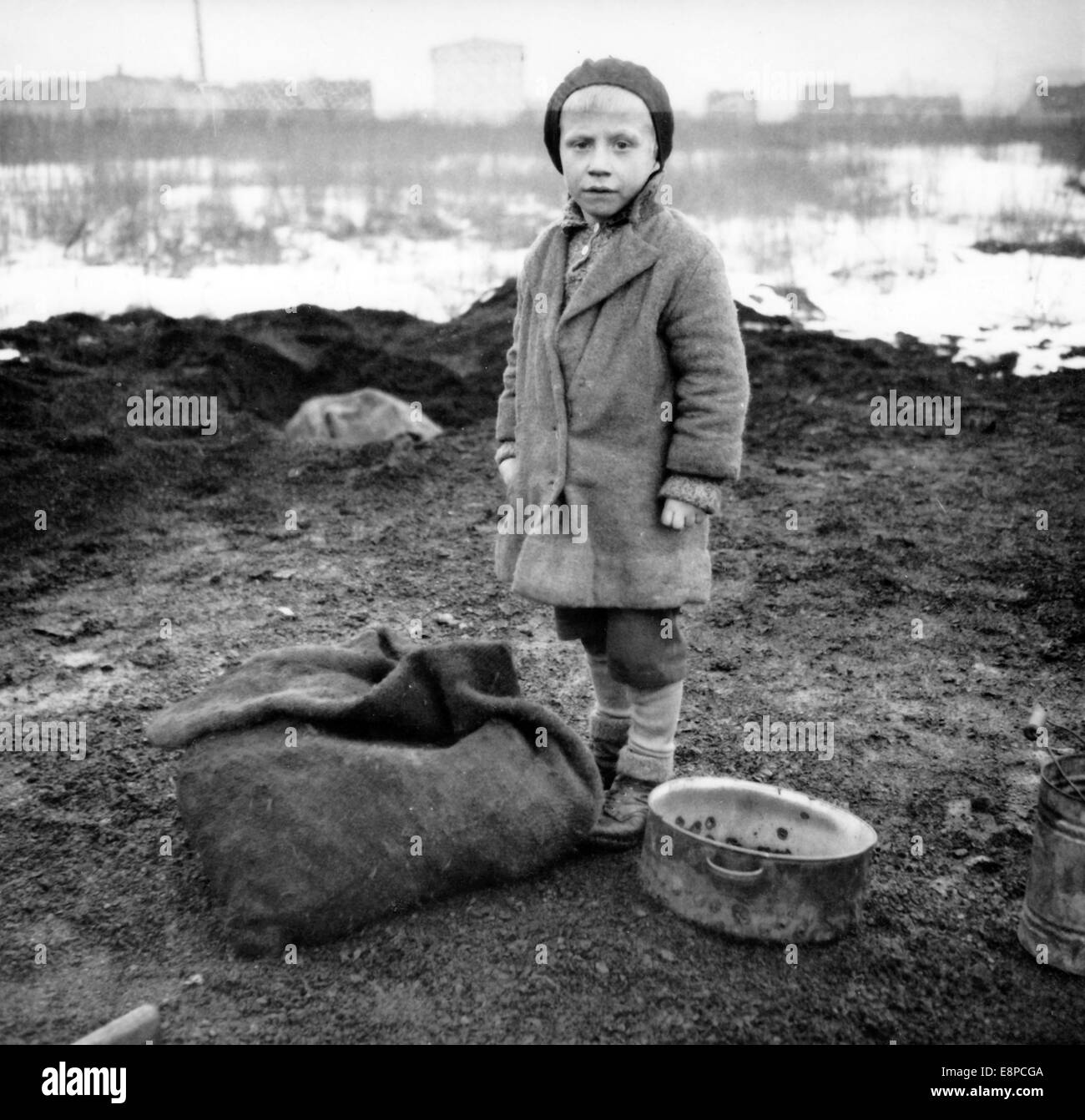 Das Bild des Nazi-Nachrichtendienstes zeigt einen Sudetendeutschen Jungen, der 1938 in einem Kohlegraben Kohle sortierte (?). Das Bild wurde von den Nazis verwendet, um die schlechten Lebensbedingungen der Sudetendeutschen in der Tschechoslowakei zu zeigen. Fotoarchiv für ZeitgeschichteNO WIRE SERVICE Stockfoto