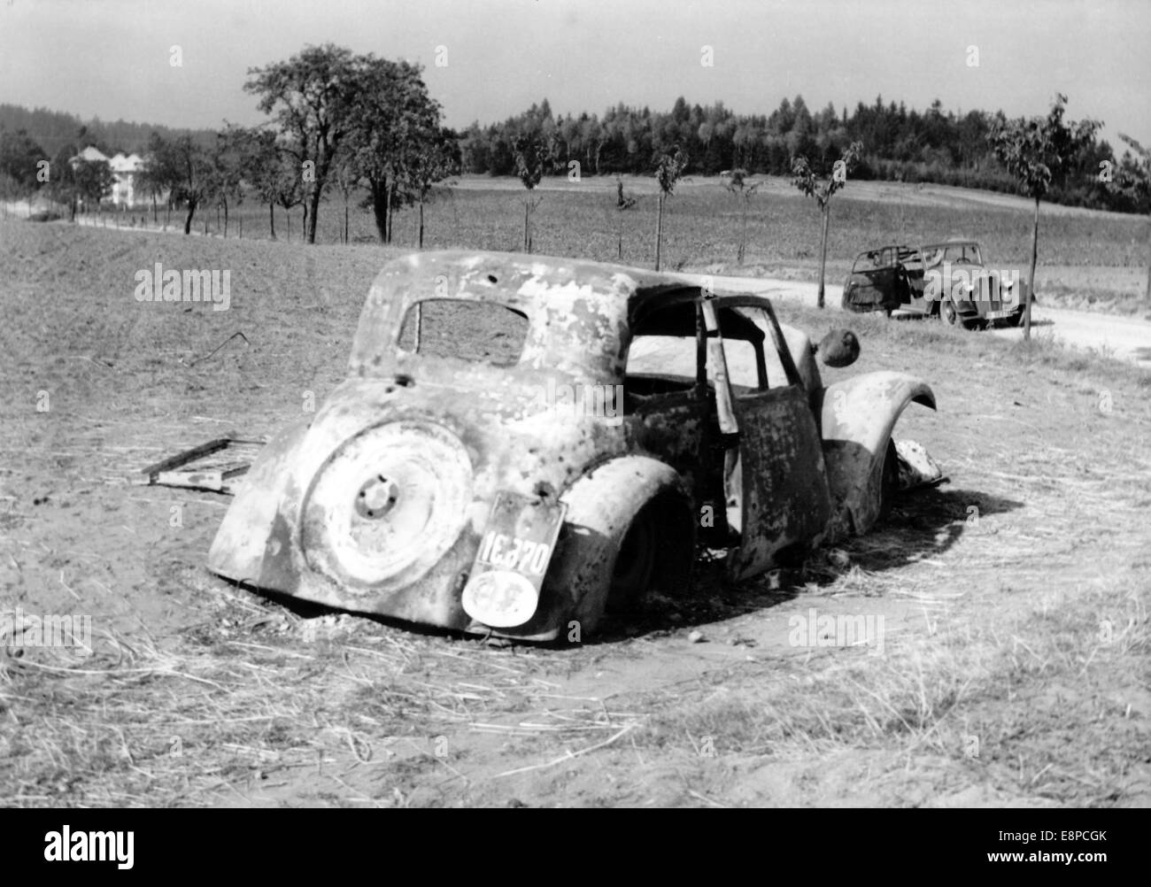 Das Nazi-Propagandafild zeigt ein zerstörtes Auto nach der deutschen Besetzung des Sudetenland im Oktober 1938. Der Originaltext einer Nazi-Nachrichtenquelle auf der Rückseite des Bildes lautet: "Sudetenland nach dem Abzug der Tschechen. Ein Auto eines Liebsteins, das von tschechischen gepanzerten Fahrzeugen erschossen wurde." Fotoarchiv für Zeitgeschichtee - KEIN KABELDIENST Stockfoto