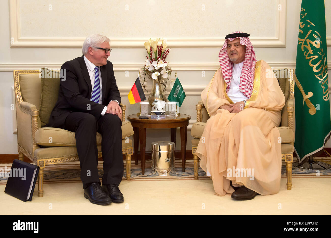 Djiddah, Saudi-Arabien. 13. Oktober 2014. Der deutsche Außenminister Frank-Walter Steinmeier (SPD-L) trifft Saudi-arabischen Außenminister Saud Al Faisal in Djiddah, Saudi Arabien, 13. Oktober 2014. Steinmeier besucht Saudi-Arabien für zwei Tage. Bildnachweis: Dpa picture Alliance/Alamy Live News Stockfoto