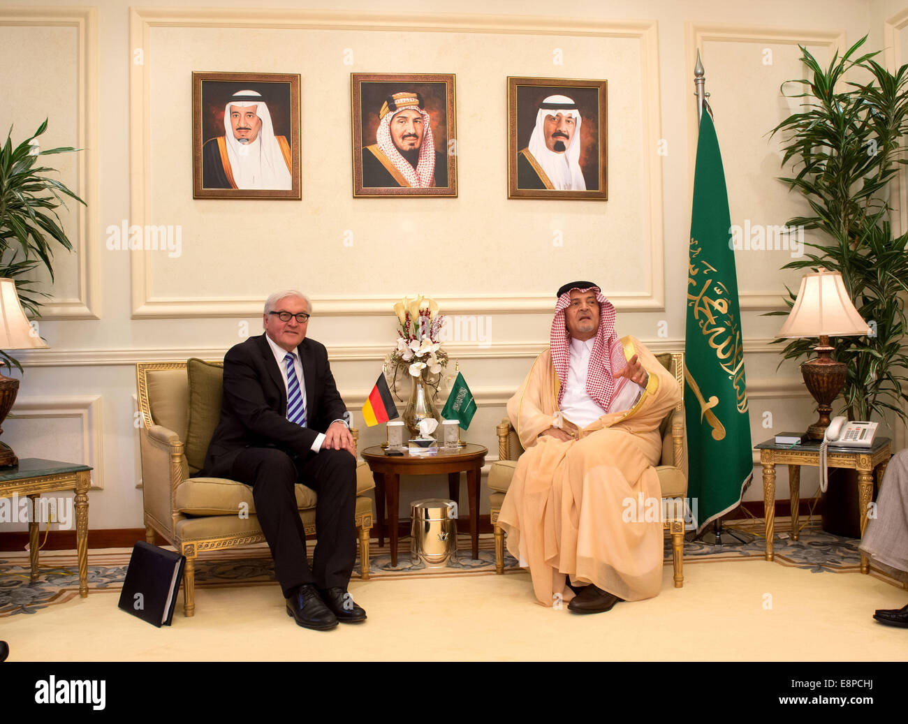 Djiddah, Saudi-Arabien. 13. Oktober 2014. Der deutsche Außenminister Frank-Walter Steinmeier (SPD-L) trifft Saudi-arabischen Außenminister Saud Al Faisal in Djiddah, Saudi Arabien, 13. Oktober 2014. Steinmeier besucht Saudi-Arabien für zwei Tage. Bildnachweis: Dpa picture Alliance/Alamy Live News Stockfoto