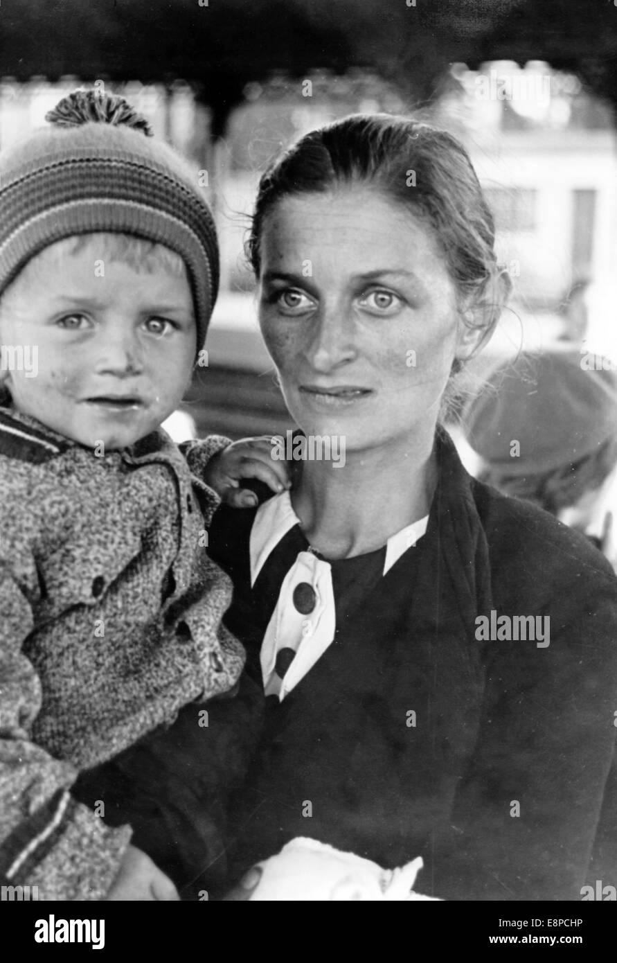 Das Bild des Nazi-Nachrichtendienstes zeigt eine Sudetendeutsche Frau mit ihrem Kind, die nach ihrer Flucht aus der Tschechoslowakei im September 1938 auf deutschem Territorium ankam. Der ursprüngliche Propagandatext der Nazis auf der Rückseite des Bildes lautet: "Die Runen drücken tiefes Leid gegenüber dieser sudetinländischen deutschen Mutter aus. Sie musste alles aufgeben und konnte nur sich selbst und ihr Kind retten. Die Sorge um ihren Mann und ihre anderen Verwandten sieht man in ihrem Gesicht." Fotoarchiv für Zeitgeschichtee - KEIN KABELDIENST Stockfoto