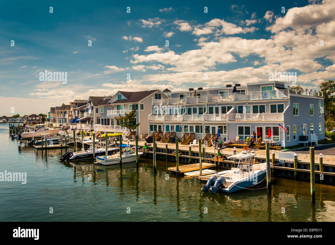 Boote und Häuser entlang Lake Louise in Point Pleasant Beach, New Jersey. Stockfoto