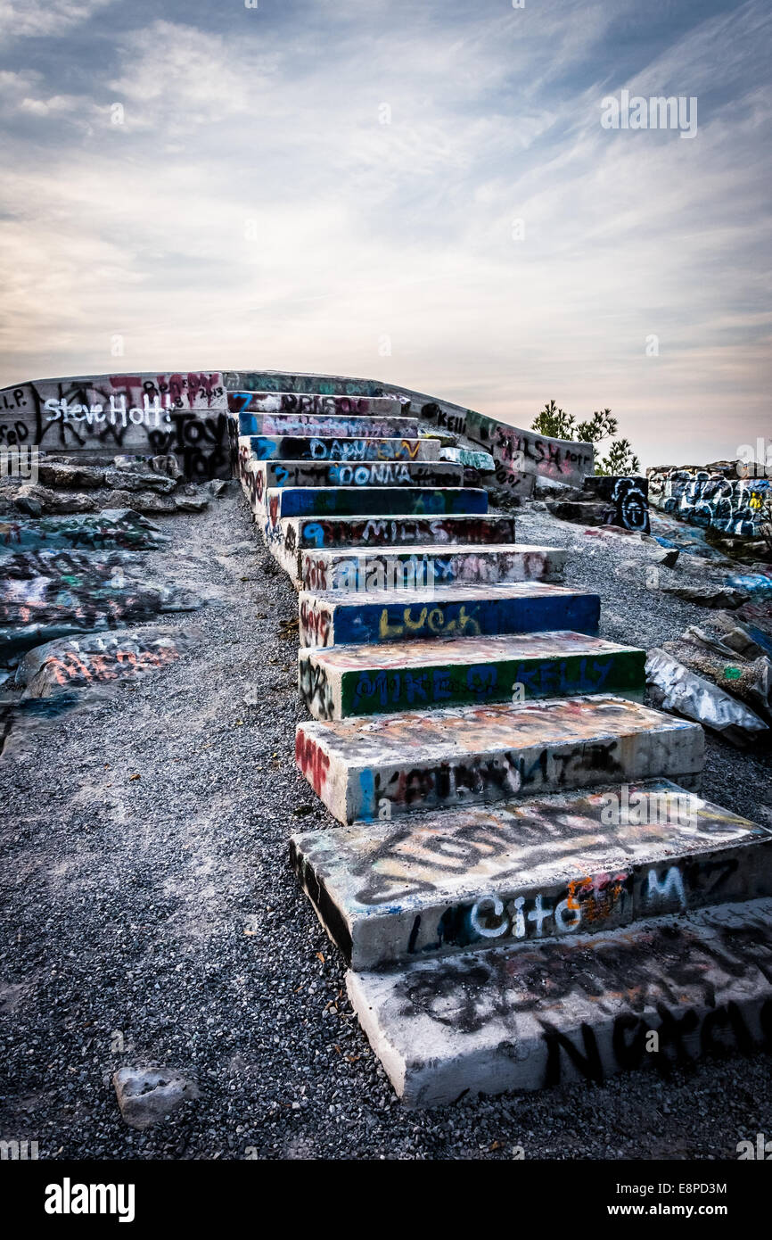 Graffiti bedeckt Treppe auf dem Gipfel des hohen Felsen im Stift Mar County Park, Maryland. Stockfoto