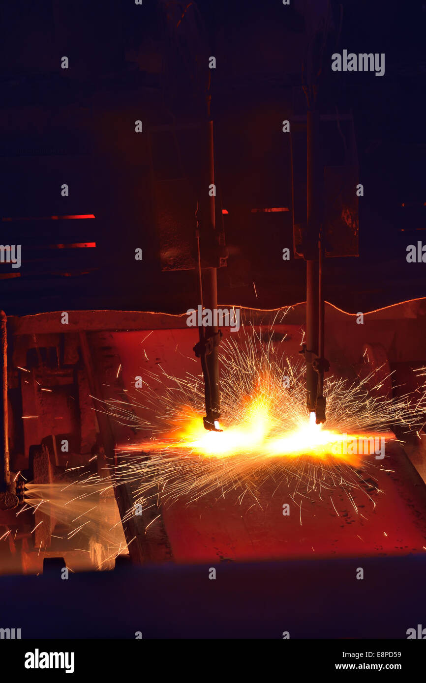 Brennschneiden von heißem Metall Stockfoto