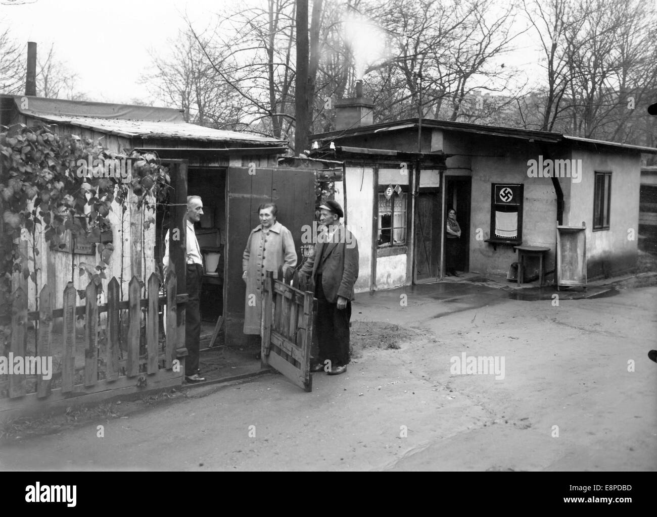 Das Bild eines Nazi-Nachrichtenberichts zeigt - im Vorfeld des Münchner Abkommens - die schlechten Wohnbedingungen für die Sudetendeutschen in Aussig (heute Usti nad Labem, Tschechische Republik), 1938. Die Fenster der Hütten sind mit Hakenkreuz-Flaggen dekoriert. Fotoarchiv für Zeitgeschichtee - KEIN KABELDIENST Stockfoto