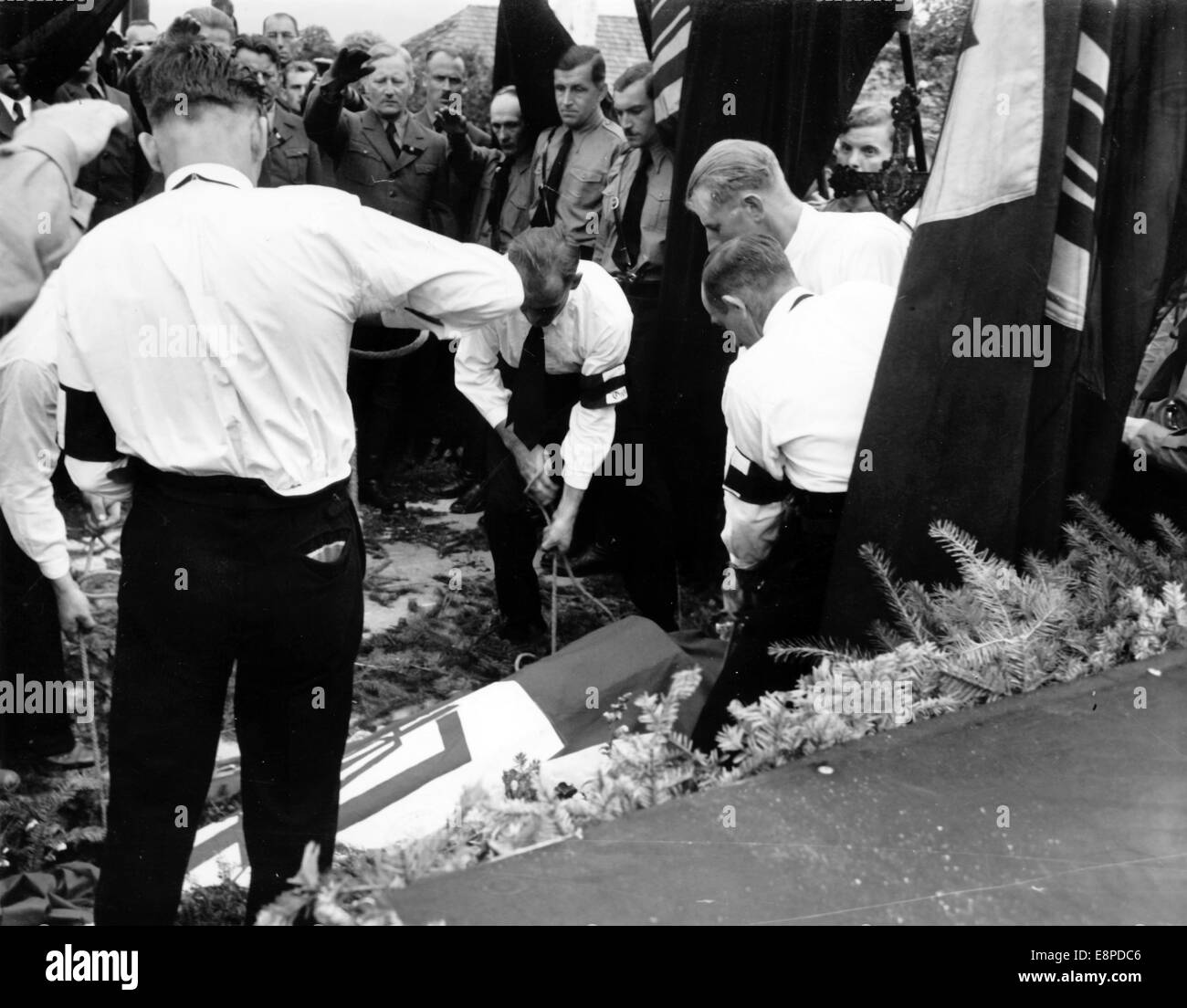 Das Nazi-Propagandafild zeigt die Beerdigung des ermordeten Mitglieds des Freiwilligen Deutschen Schutzdienstes (FS), Wenzel Baierl am St. Günther-Kirchenfriedhof in Gutwasser (heute: Dobra Voda im Böhmischen Wald) im Sudetenland 1938. Fotoarchiv für Zeitgeschichtee - KEIN KABELDIENST Stockfoto