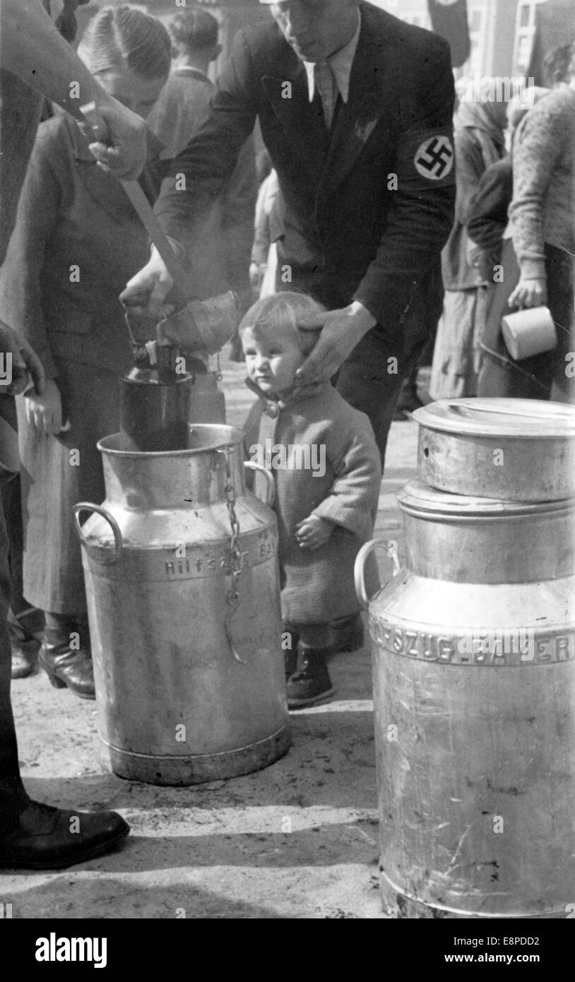 Das Nazi-Propagandafilm zeigt Menschen, die nach der Annexion des Sudetenlands in das Deutsche Reich in Leutensdorf (heute Litwinow, Tschechische Republik) in 1938/1939, Nahrungsmittel aus der "mobilen Küche" der bayerischen Hilfskette erhalten. Der ursprüngliche Text eines Nazi-Nachrichtenberichts auf der Rückseite des Bildes lautet: "Der kleinste Gast im bayerischen Hilfszug in Oberleutensdorf." Fotoarchiv für Zeitgeschichtee - KEIN KABELDIENST Stockfoto