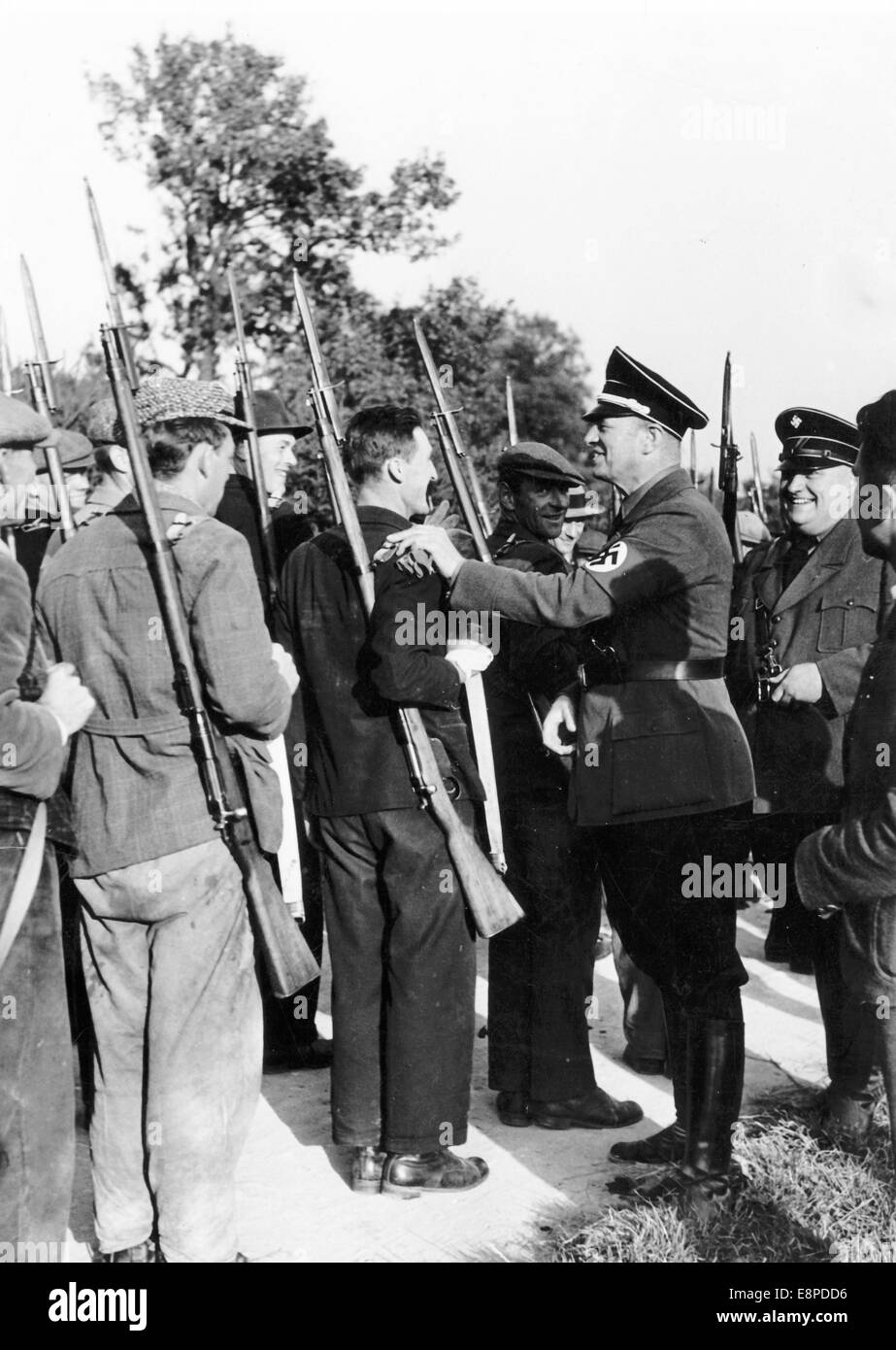 Das Nazi-Propagandafilm zeigt Anton Pfrogner (2-R), Stabschef des Sudetendeutschen Freikorps mit einem Freikorps-Mitglied im Jahr 1938. Fotoarchiv für Zeitgeschichtee - KEIN KABELDIENST Stockfoto