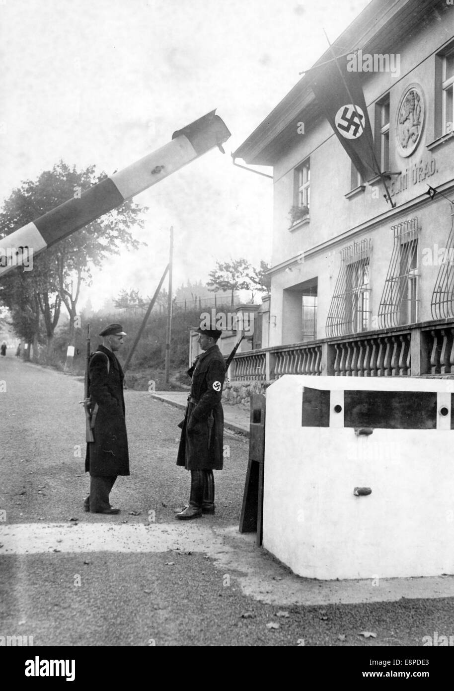 Das Nazi-Propagandafild zeigt zwei Wachen der Sudetendeutschen Partei an einer Grenzstation im Vorfeld des Münchner Abkommens in der Nähe von Asch, Sudetenland (heute Tschechische Republik) im September 1938. Der ursprüngliche Text des Nazi-Nachrichtendienstes auf der Rückseite des Bildes lautet: "Der Sudetendeutsche Widerstand gegen die Hussiten. Die Marshals des Sudetendeutschen Pary stellen den Grenzdienst auf den Straßen von Asch bereit. Das Zollgebäude ist mit einer Hakenkreuze rechts dekoriert." Fotoarchiv für Zeitgeschichtee - KEIN KABELDIENST Stockfoto