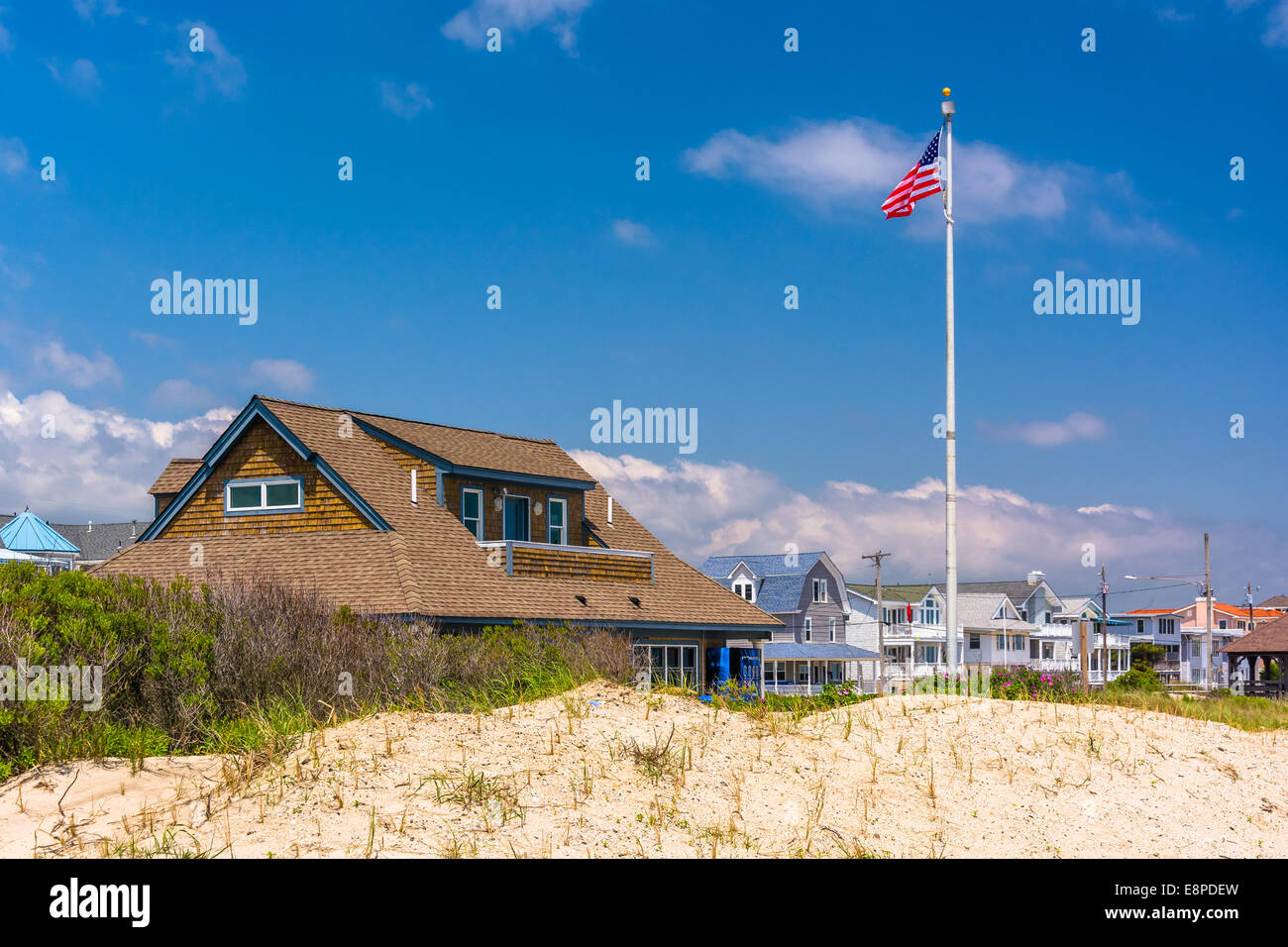 Sanddünen und Häuser in Ocean City, New Jersey. Stockfoto
