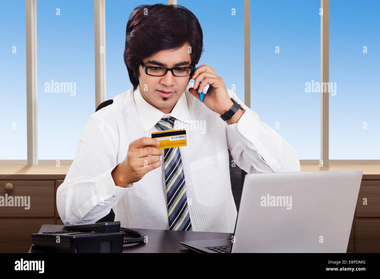 indischer Geschäftsmann mit Kreditkarte Stockfoto