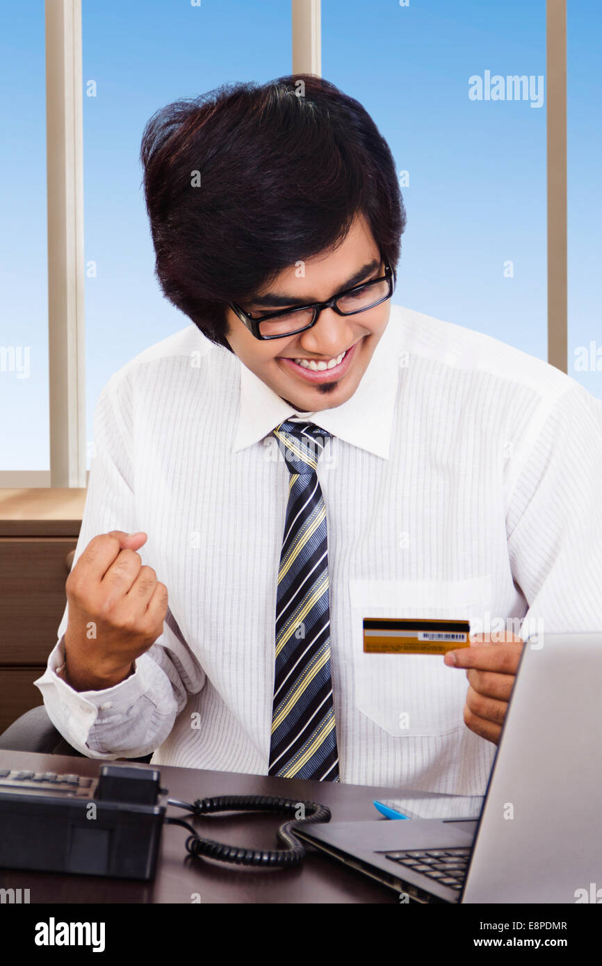 indischer Geschäftsmann mit Kreditkarte Stockfoto