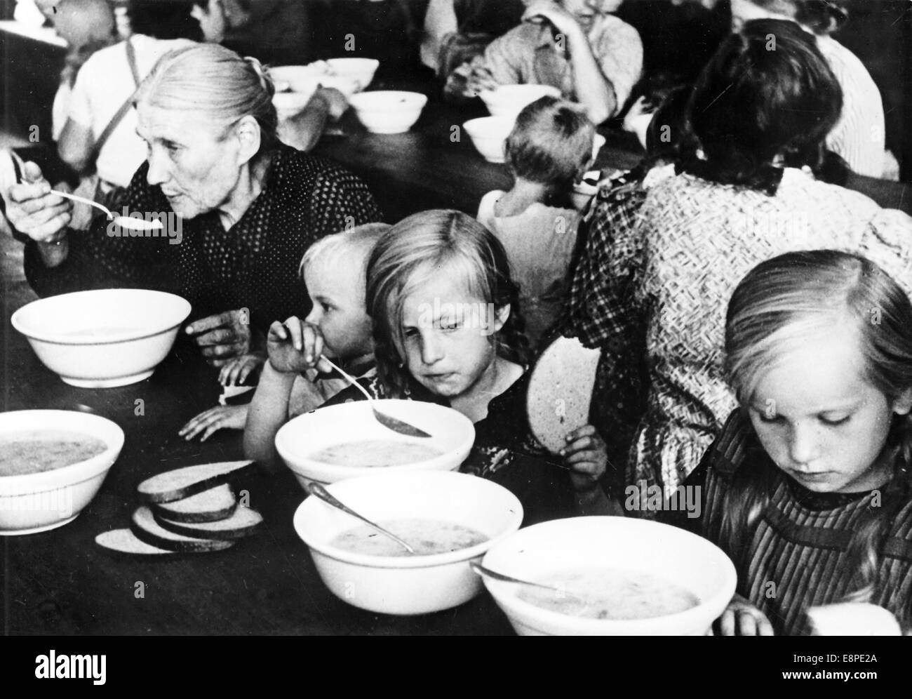 Das Nazi-Propagandafilm zeigt Volksdeutsche Flüchtlinge aus Oberschlesien in einem sächsischen Flüchtlingslager im August 1939. Der ursprüngliche Nazi-Bericht auf der Rückseite des Bildes lautet: "Der Strom von Flüchtlingen aus Polen nimmt zu. Sie haben die Qual überlebt und werden nun durch die Stärke von Adolf Hitler geschützt. Volksdeutsch aus Oberschlesien in einem sächsischen Flüchtlingslager." Fotoarchiv für Zeitgeschichtee - KEIN KABELDIENST Stockfoto