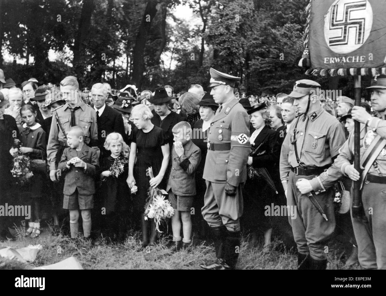 Die Beerdigung des ermordeten SA Joseph Wessel in der Nazis kontrolliert Danzig, Polen, 28. August 1939. Die Nazi-Reportage auf der Rückseite des Bildes lautet: "am 28. August fand die Beerdigung des SA Mann und staatlichen Polizeibeamten Josef Wessel, Opfer Kugeln aus einer polnischen Assassin in der Danzig-polnischen Grenze am Freitag letzte Woche fiel, auf dem Garnison-Friedhof in Danzig. Die Beteiligung der Bevölkerung von Danzig bei dieser Beerdigung war sehr stark. Unter die Trauergäste anwesend waren Gauleiter Albert Forster, der Kommandant der Danzig State Police General Eberhard, der Reichsminister Stockfoto
