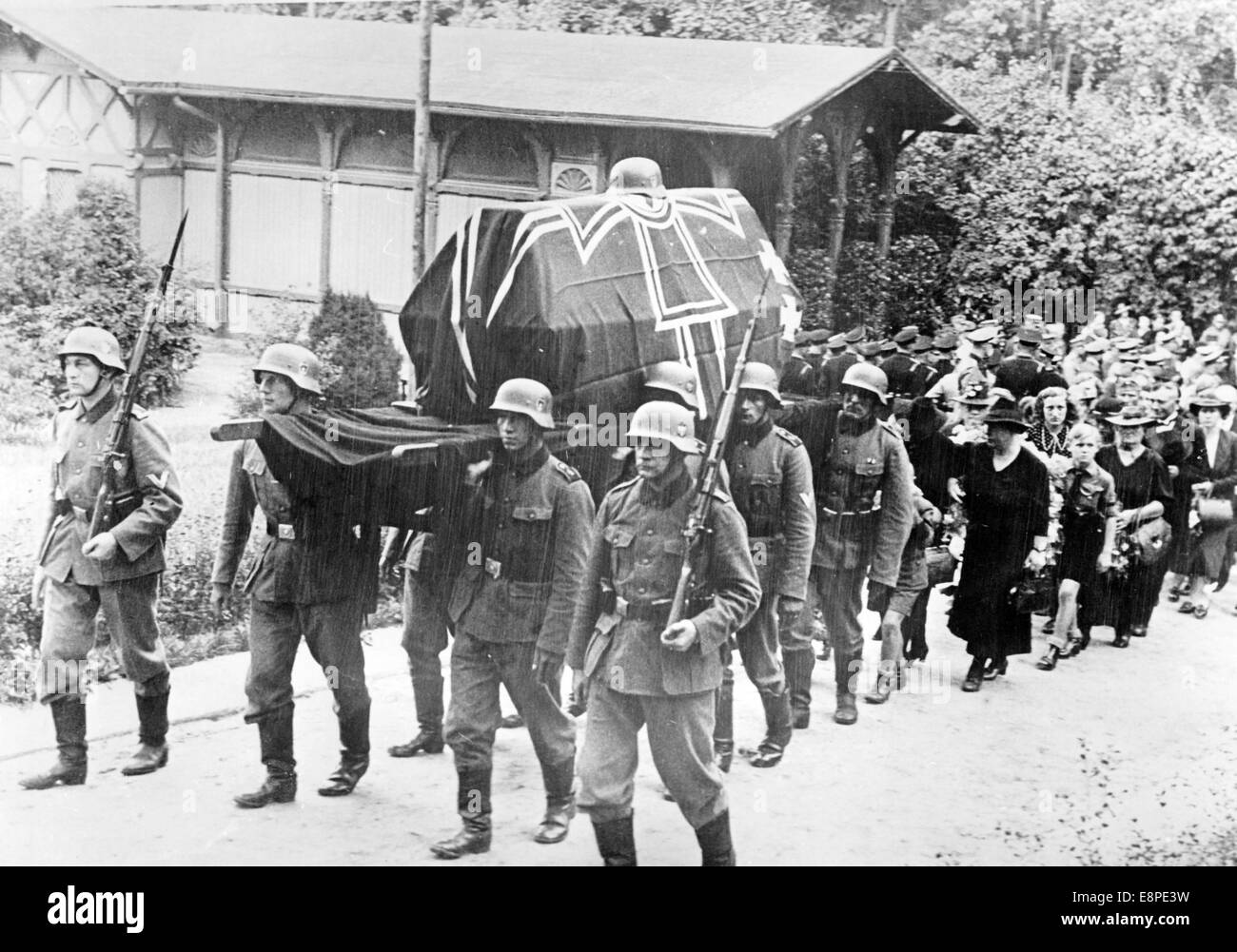 Die Beerdigung des ermordeten SA-Mannes Joseph Wessel im Nazi kontrollierte Danzig, Polen, am 28. August 1939. Der Nazi-Nachrichtenbericht auf der Rückseite des Bildes lautet: "Die Beerdigung des ermordeten SA-Mannes Josef Wessel. Letzten Montag fand die Beerdigung des SA-Mannes und des Polizisten Josef Wessel, der von einer polnischen Mörderbande erschossen wurde, auf dem Garrison-Friedhof in Danzig statt. Die Trauerprozession. Der Sarg wurde von seinen Kameraden in die Krypta gebracht. Die Flagge von Danzig und der Helm des Ermordeten wurden auf den Sarg gelegt. Fotoarchiv für Zeitgeschichtee - KEIN KABELDIENST Stockfoto
