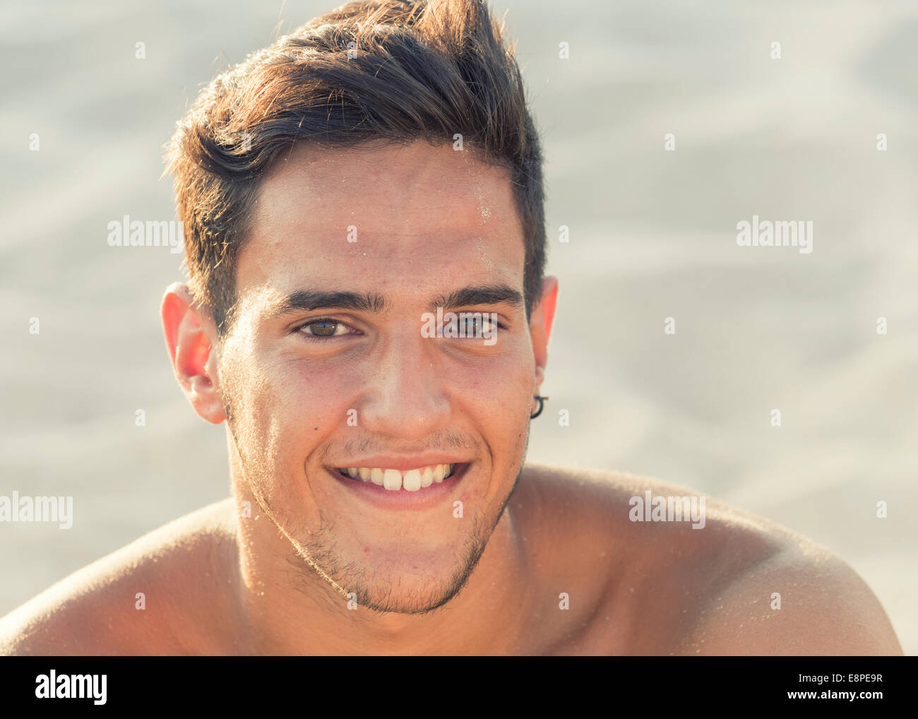 Porträt eines jungen Mannes am Strand. Stockfoto