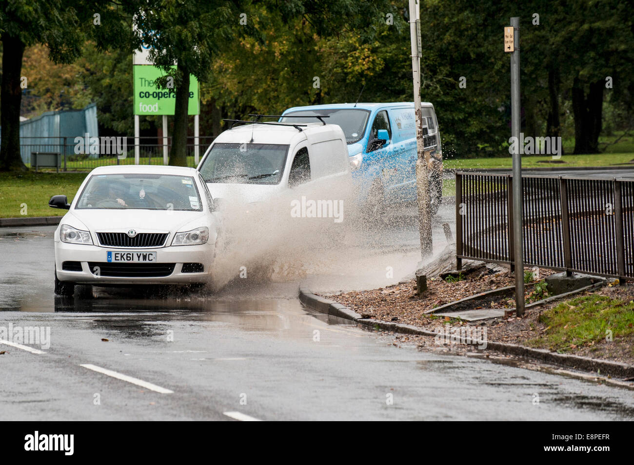 Essex, England. 13. Oktober 2014.  Fahrzeuge fahren durch die überfluteten Straßen in Basildon, Essex nach Übernachtung sintflutartigen Regen. Bildnachweis: Gordon Scammell/Alamy Live-Nachrichten Stockfoto