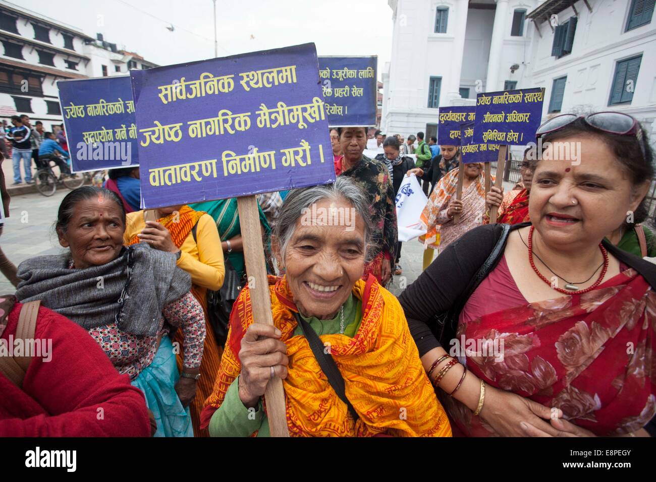 Kathmandu, Nepal. 13. Oktober 2014. Nepalesische ältere Menschen nehmen an der Kundgebung anlässlich der 24. Internationalen Tag der älteren Menschen mit einem Thema "verlässt niemand hinter: Förderung einer Gesellschaft für alle" in Kathmandu, Nepal, 13. Oktober 2014. Bildnachweis: PratapThapa/Xinhua/Alamy Live-Nachrichten Stockfoto