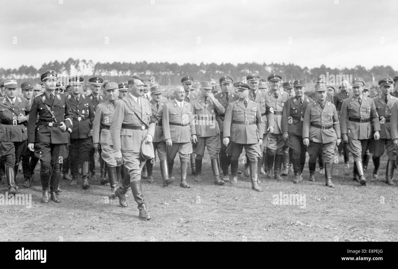Nürnberger Rallye 1933 in Nürnberg - Adolf Hitler und sein Gefolge gehen auf dem Nazi-Parteigelände in Richtung der Nazi-Parteibüros. (Qualitätsmängel aufgrund der historischen Bildkopie) Fotoarchiv für Zeitgeschichtee - KEIN KABELDIENST - Stockfoto