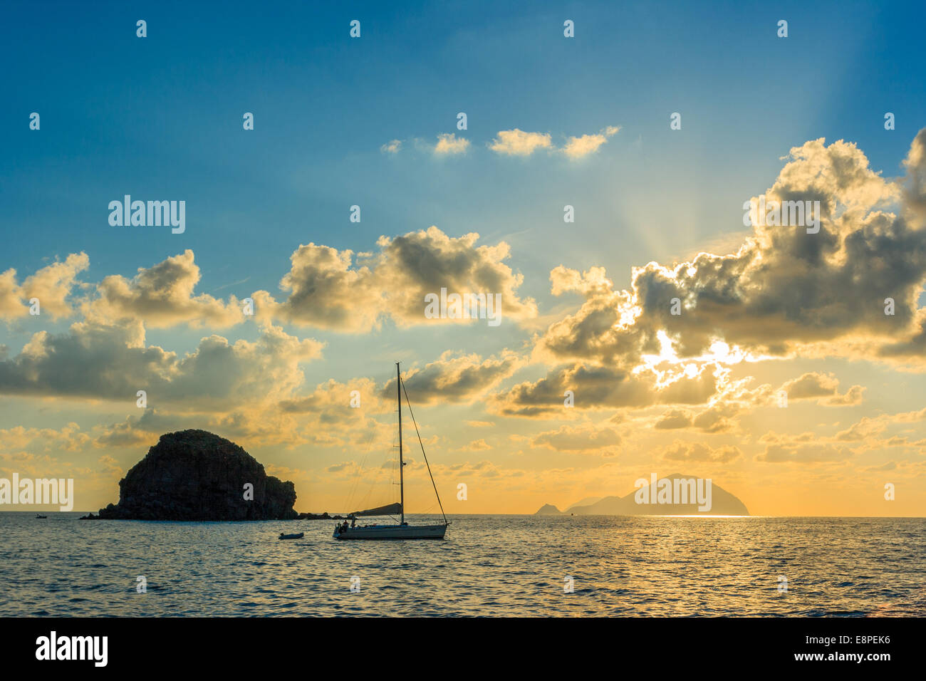 Segeln in den Äolischen Inseln Stockfoto