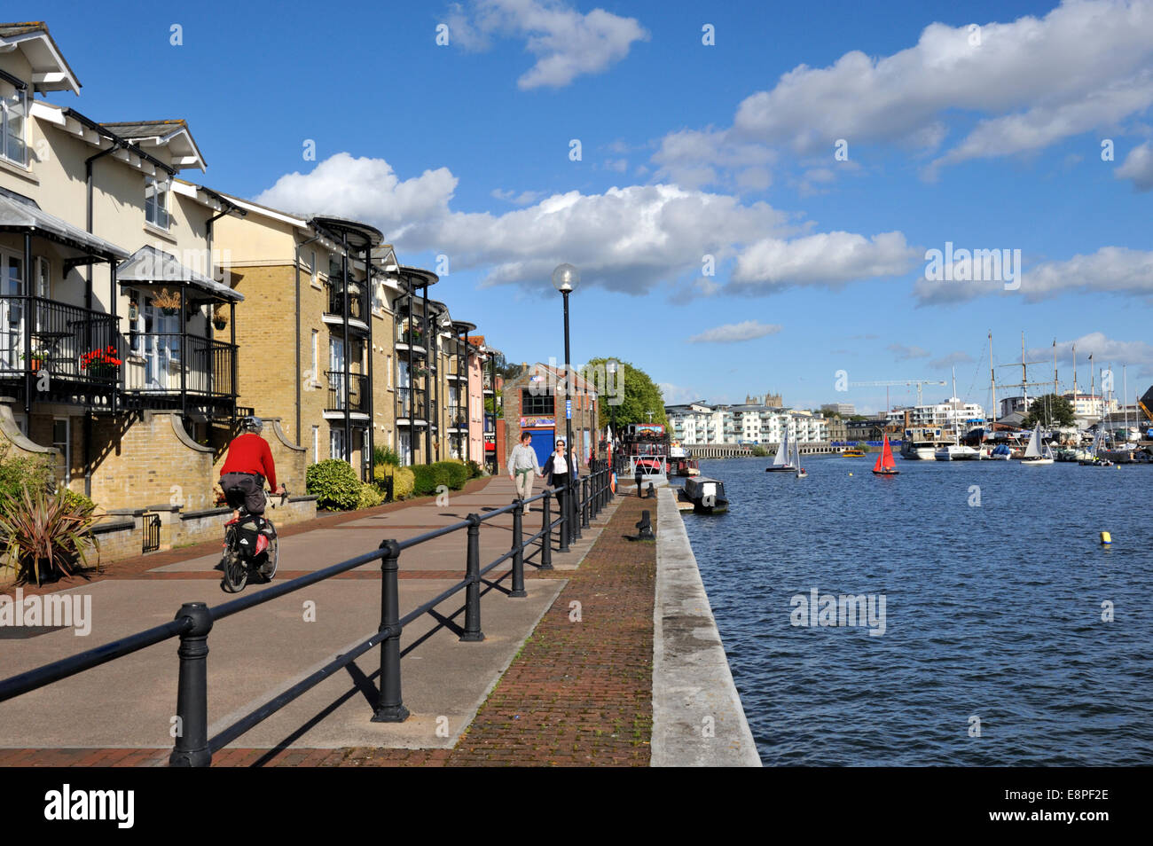Mehrfamilienhäuser in Hotwells und Fußgängerweg entlang Bristol Stadt-Docks, UK Stockfoto