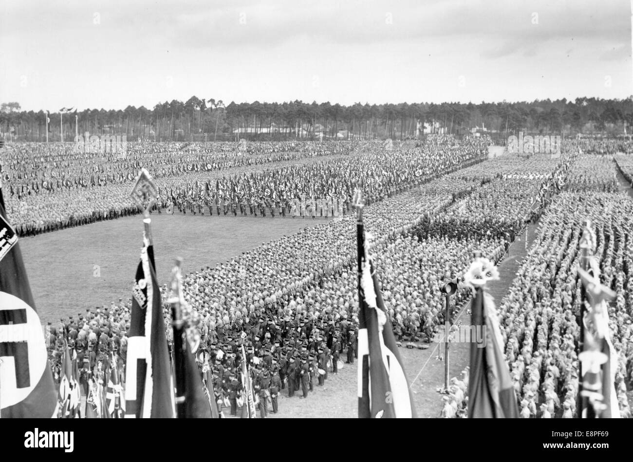 Nürnberger Rallye 1933 in Nürnberg - großer Appell an die Inhaber von Nazi-Parteibüros auf dem Nazi-Parteirallplatz. (Qualitätsmängel aufgrund der historischen Bildkopie) Fotoarchiv für Zeitgeschichtee – KEIN KABELDIENST – Stockfoto