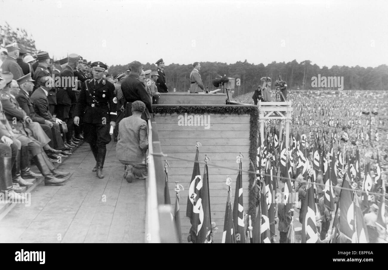 Nürnberger Rallye 1933 in Nürnberg - Adolf Hitler und sein Gefolge auf der Rednerplattform des Nazi-Parteigeländes. Hinter Hitler Reichsminister Rudolf Hess. (Qualitätsmängel aufgrund der historischen Bildkopie) Fotoarchiv für Zeitgeschichtee – KEIN KABELDIENST – Stockfoto