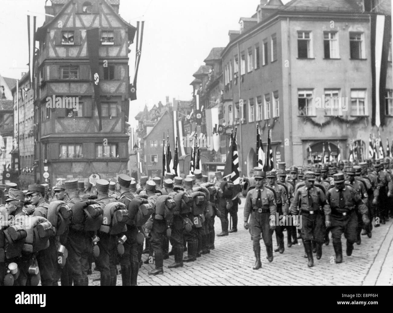 Nürnberger Rallye 1933 in Nürnberg - Mitglieder der SA (Sturmabteilung) marschieren durch die Straßen von Nürnberg. (Qualitätsmängel aufgrund der historischen Bildkopie) Fotoarchiv für Zeitgeschichtee – KEIN KABELDIENST – Stockfoto