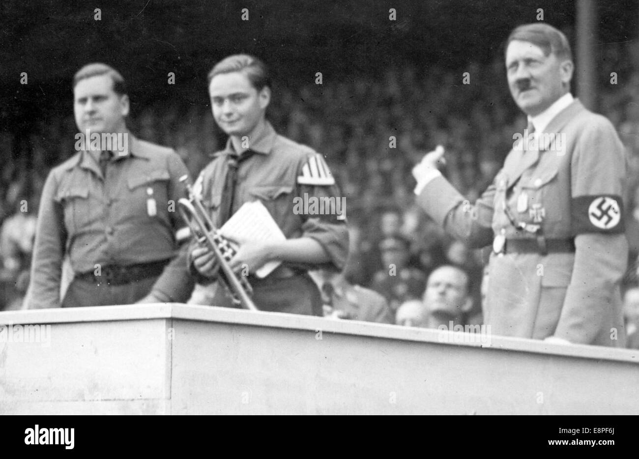 Nürnberger Rallye in Nürnberg - Adolf Hitler auf der Rednerplattform der Nazi-Parteirallye. Links: Leiter des Hitlerjugendbaldur von Schirach. (Qualitätsmängel aufgrund der historischen Bildkopie) Fotoarchiv für Zeitgeschichtee - KEIN KABELDIENST - Stockfoto