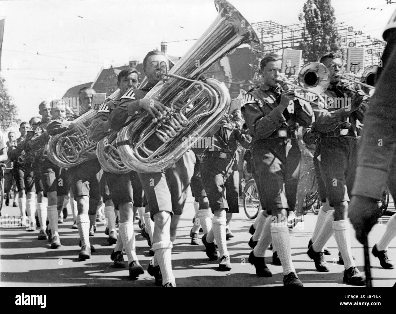 Nürnberger Rallye 1933 in Nürnberg, Deutschland - Eine Blaskapelle der Hitlerjugend (HJ) marschiert durch die Straßen von Nürnberg. (Qualitätsmängel aufgrund der historischen Bildkopie) Fotoarchiv für Zeitgeschichtee - KEIN KABELDIENST - Stockfoto