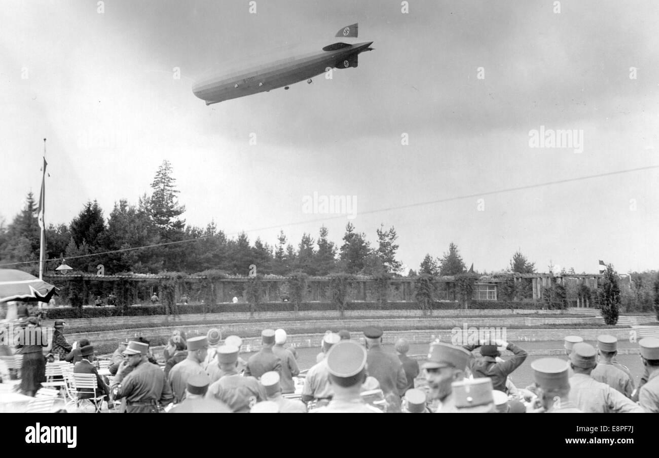 Nürnberger Rallye 1933 in Nürnberg, Deutschland - Ein Zeppelin über dem nazi-Parteigelände. (Qualitätsmängel aufgrund der historischen Bildkopie) Fotoarchiv für Zeitgeschichtee – KEIN KABELDIENST – Stockfoto