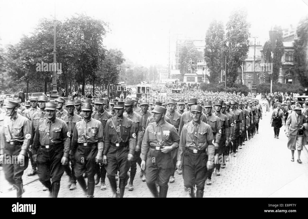 Nürnberger Rallye 1933 in Nürnberg - Parade der SA (sturmabteilung) vor dem Hauptbahnhof in Nürnberg. (Qualitätsmängel aufgrund der historischen Bildkopie) Fotoarchiv für Zeitgeschichtee – KEIN KABELDIENST – Stockfoto