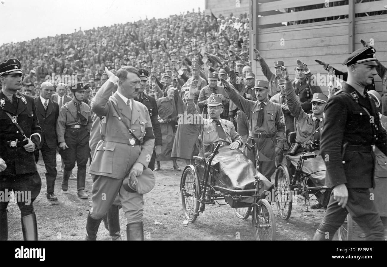 Nürnberger Rallye 1933 in Nürnberg - Adolf Hitler kommt an Kriegsinvaliden vorbei, während der große Appell der Nazi-Parteibüros auf dem Nazi-Parteirallplatz stattfand. (Qualitätsmängel aufgrund der historischen Bildkopie) Fotoarchiv für Zeitgeschichtee - KEIN KABELDIENST - Stockfoto