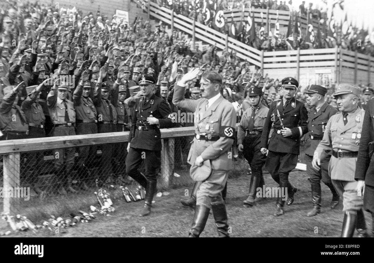 Nürnberger Rallye 1933 in Nürnberg - Adolf Hitler und sein Gefolge gehen an einer Formation von NSDAP-Büroinhabern vorbei. Hinter Hitler Reichsminister Rudolf Hess (3-R). (Qualitätsmängel aufgrund der historischen Bildkopie) Fotoarchiv für Zeitgeschichtee – KEIN KABELDIENST – Stockfoto